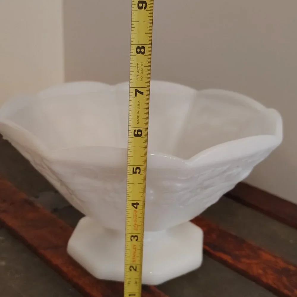 Vintage Milkglass Fruit Bowl - Picture 3 of 5